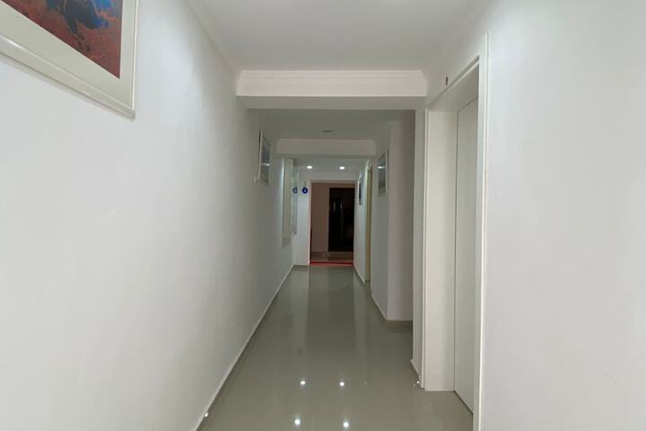 Ballroom/Hall 16 of 17