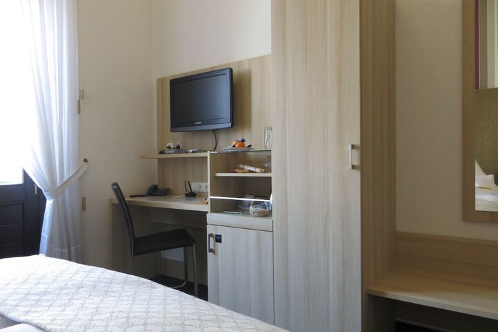 Room 2 of 33