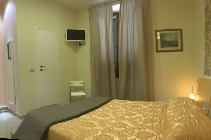Room 5 of 32