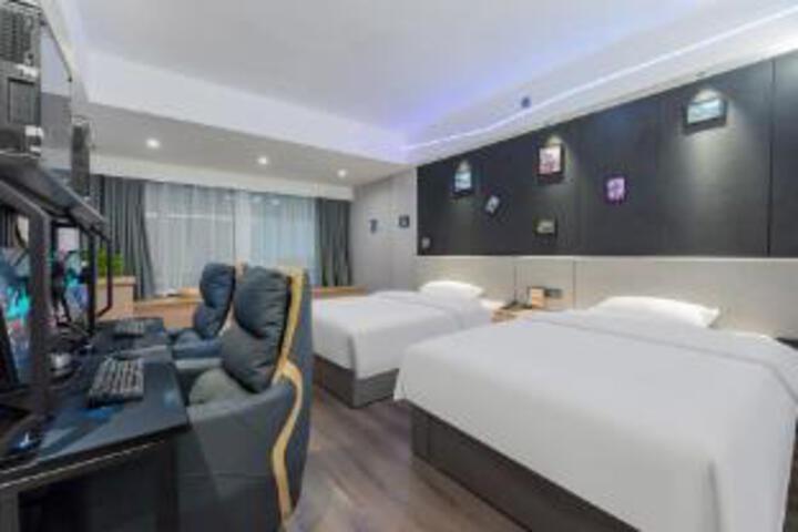 Room 6 of 8