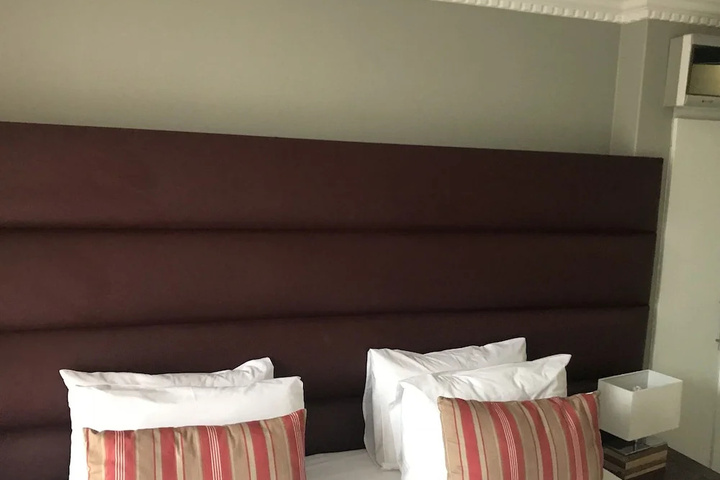 Room 4 of 18
