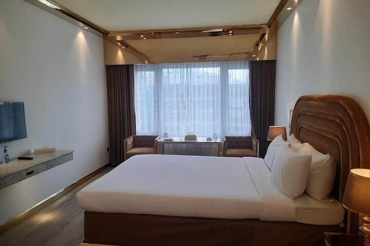 Room 4 of 27