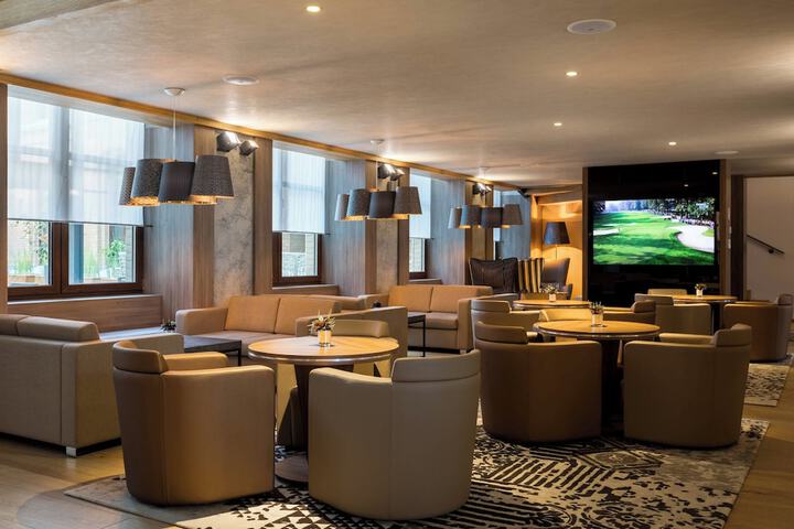Lounge 93 of 116