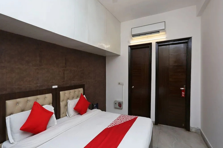 Room 6 of 16