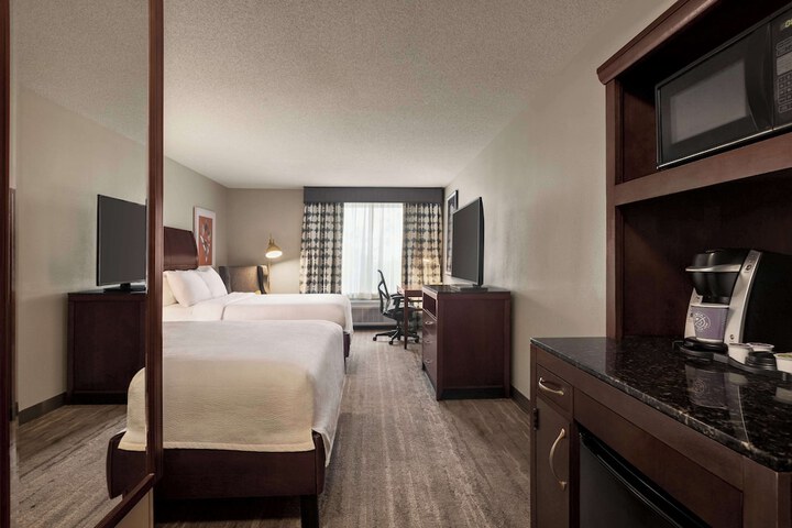 Quadruple Accessible Queen Size Bed (6 of 11)