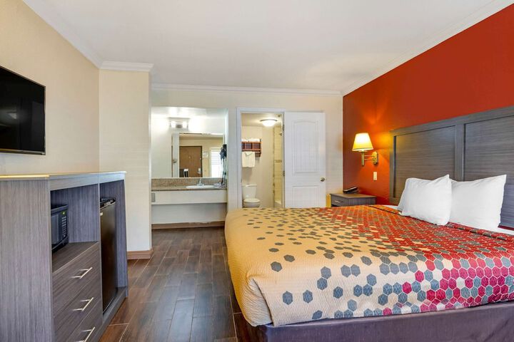 1 King Bed (5 of 10)