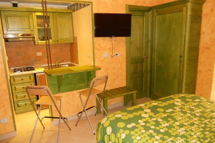 Room 5 of 12