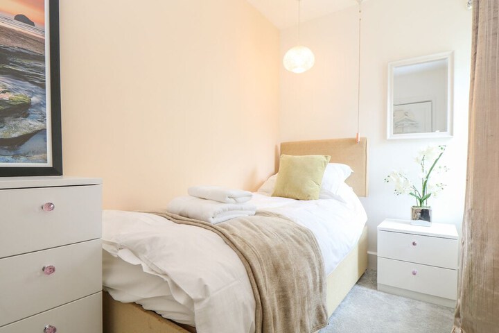 Room 5 of 8