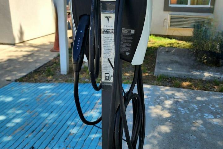 Electric vehicle charging station