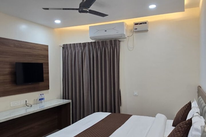 Room 5 of 9
