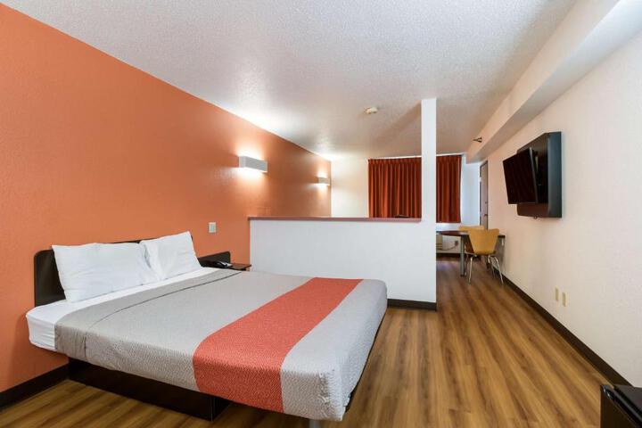 1 King Bed (5 of 5)