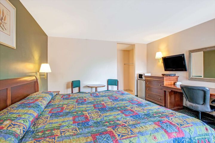 1 King Bed (2 of 8)