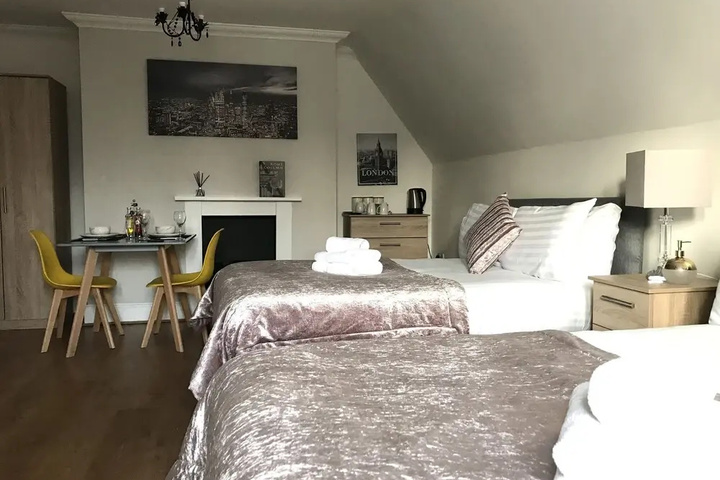 Room 4 of 12