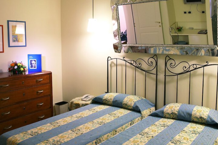 Room 12 of 103