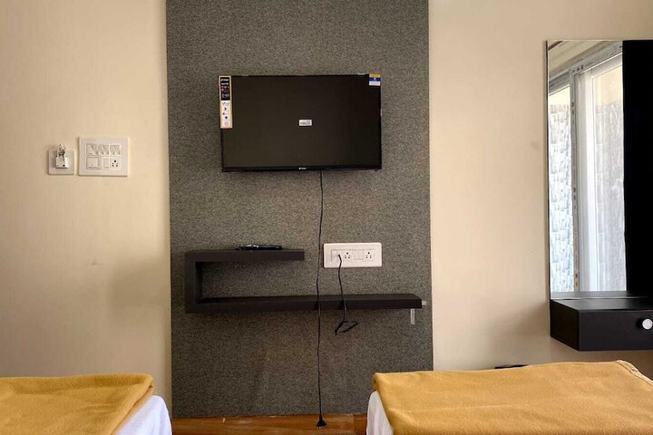 Room 4 of 16