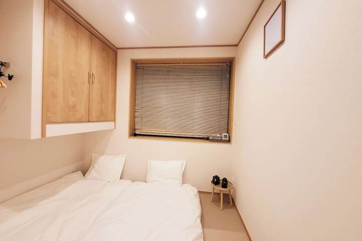 Room 17 of 47