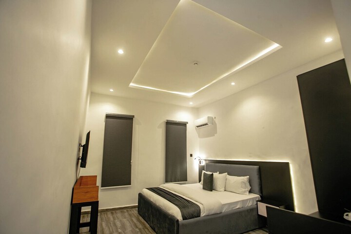 Room 9 of 19