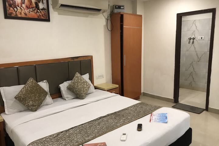 Room 9 of 25