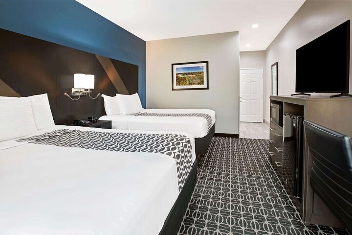 2 Queen Beds Mobility Hearing Impaired Accessible Room (2 of 4)