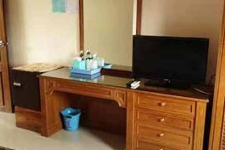 Room 7 of 9
