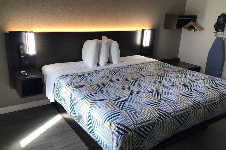 Room 9 of 19