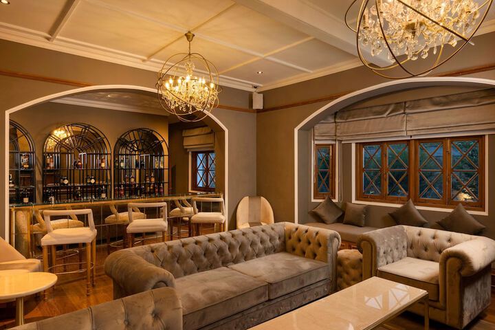 Lounge 53 of 64