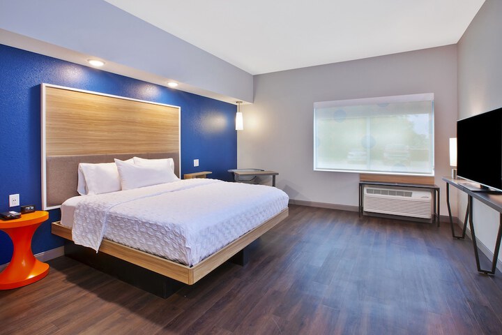 1 King Bed (8 of 14)