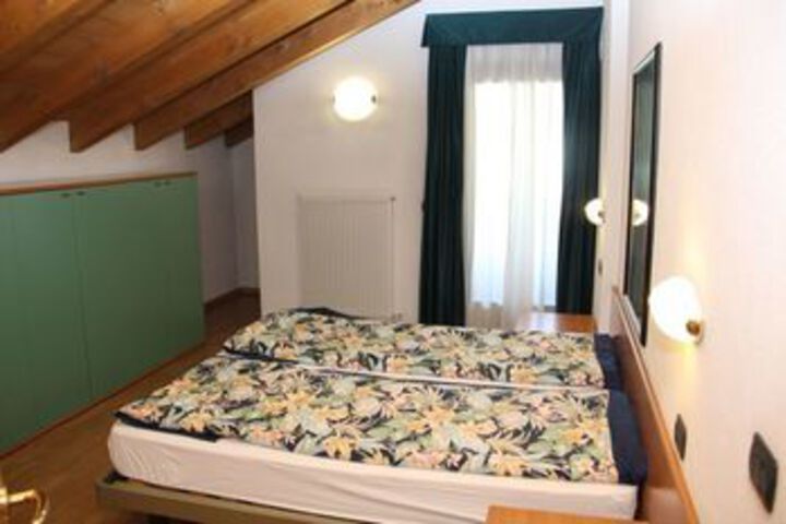 Room 9 of 20