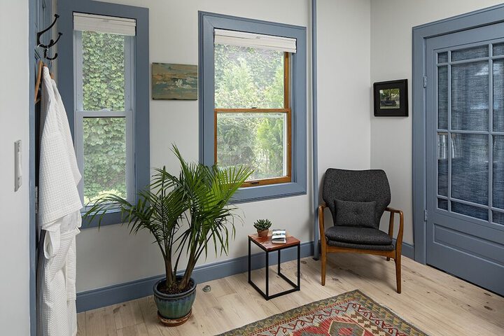 Room 6 of 16