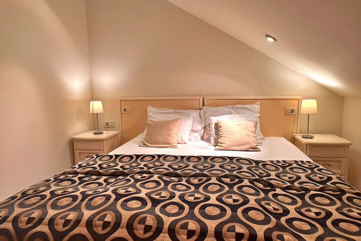 Room 16 of 193