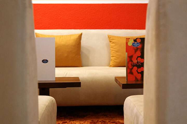 Lounge 21 of 28