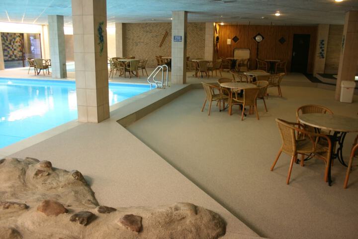 Pool 19 of 44