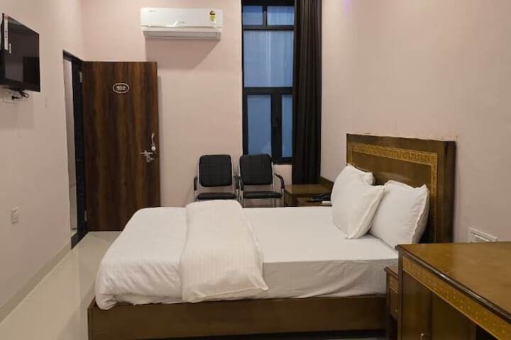 Room 8 of 40