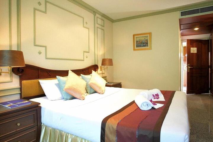 Room 8 of 28