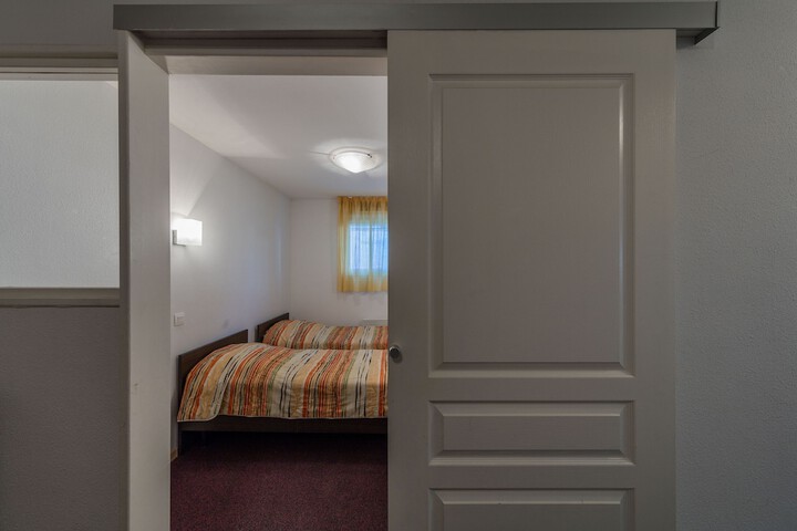 Room 6 of 40