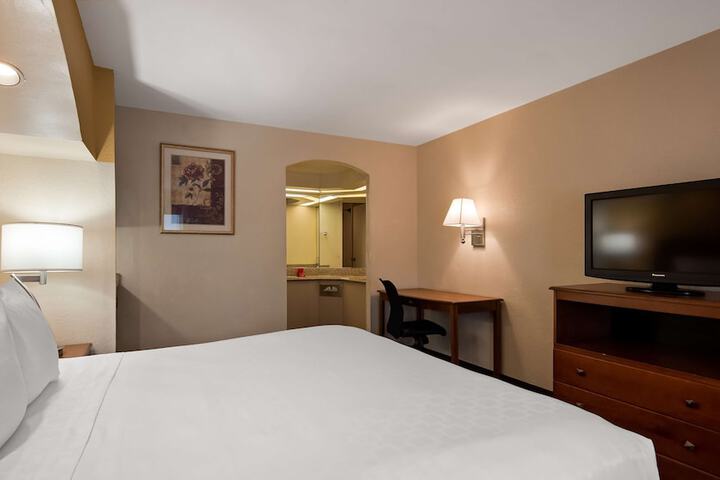 1 King Bed High Speed Internet Accessible Microwave, Refrigerator, Continental Breakfast (2 of 14)