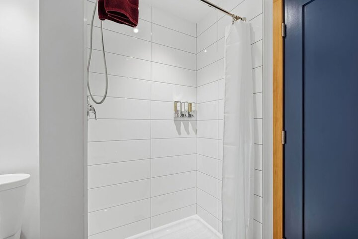 Room 185 of 218