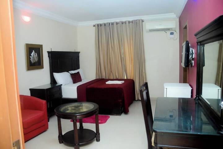 Room 4 of 6