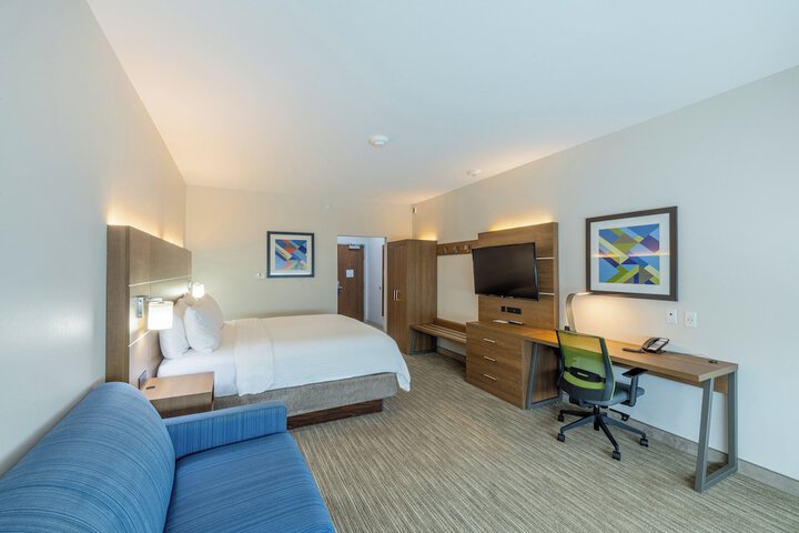 1 King Bed (2 of 14)