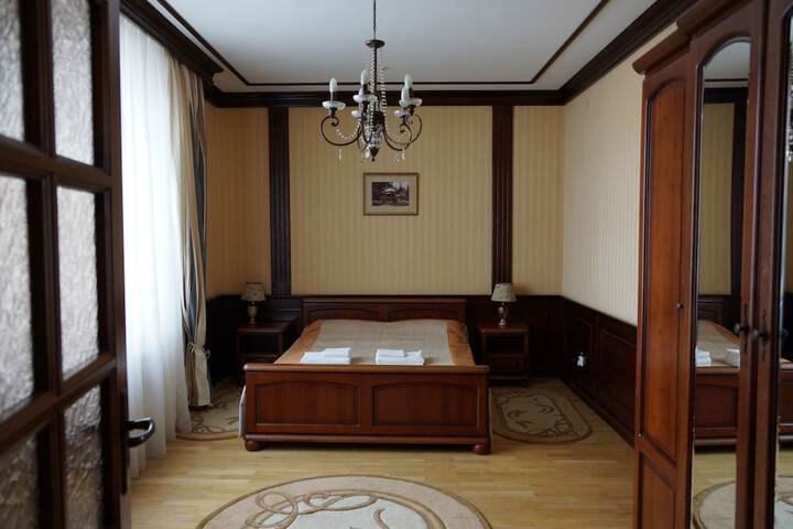 Room 11 of 40
