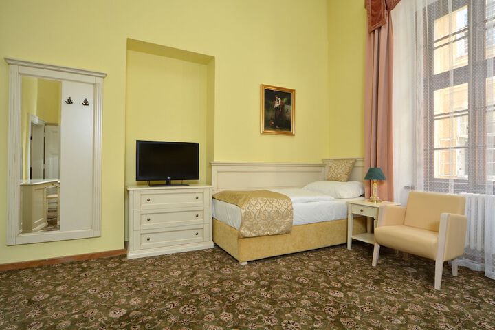 Room 10 of 81