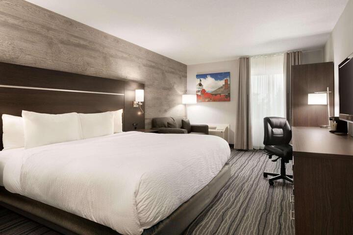 1 King Bed (12 of 14)