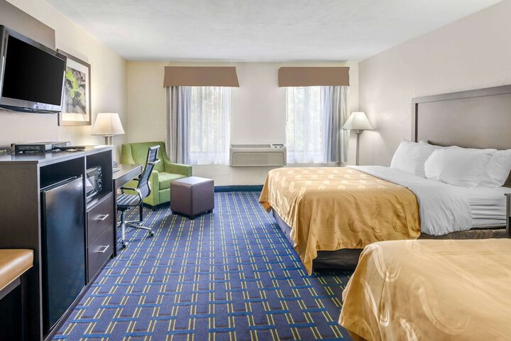 2 Queen Beds (1 of 12)