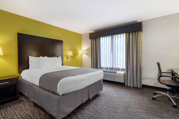 2 Queen Beds High Speed Internet Accessible Microwave and Refrigerator, Coffee Maker Iron and Ironing Board Hairdryer Full Breakfast (9 of 11)