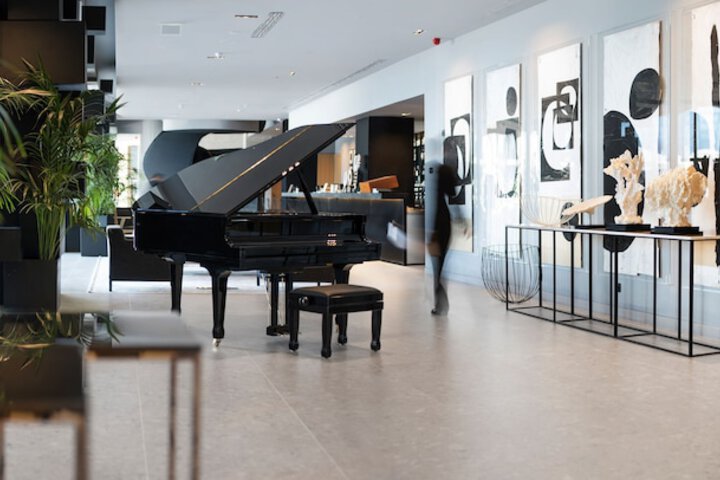Lounge 79 of 98