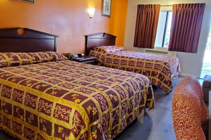 2 Queen Beds (16 of 22)