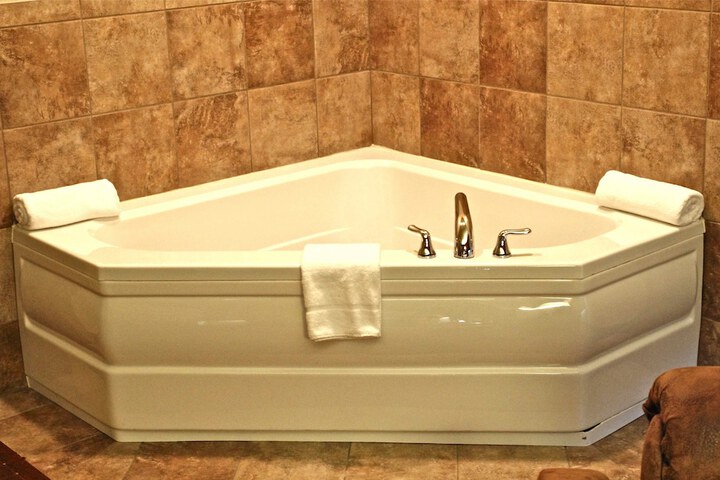 Deep soaking bathtub
