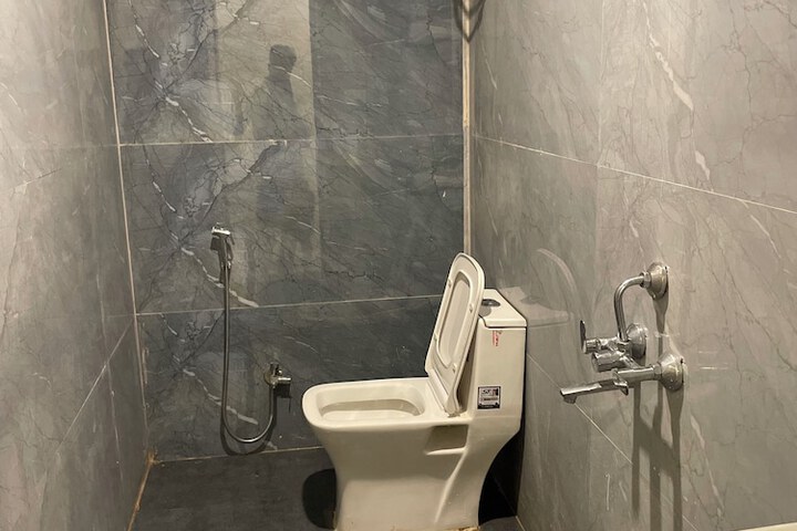 Room 9 of 11