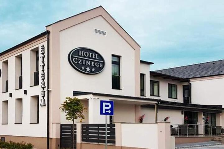 Exterior of Hotel Czinege & Étterem