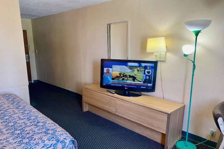 1 King Bed (6 of 7)